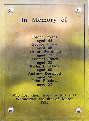 Detail of the plaque. (Kelvin Lake - I.A.Recordings)