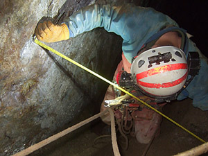 Neal Rushton measuring across the stope for timbers (Andy Kennelly)